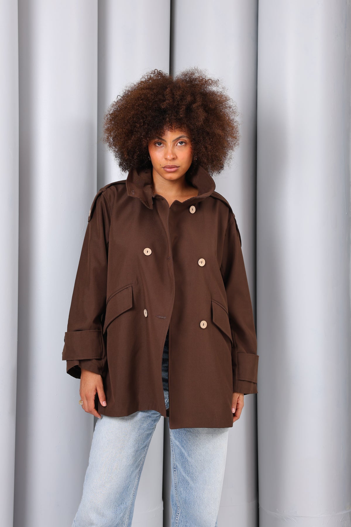 Kadın Oversize Kısa Trençkot Dik Yaka Düğmeli Cepli Trençkot | Kahve